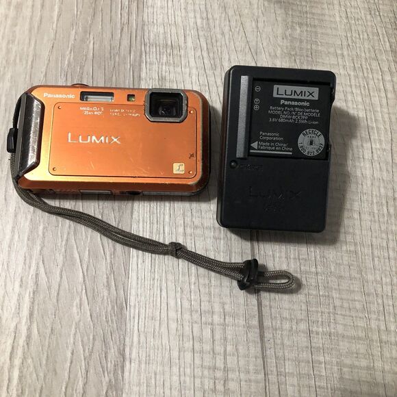 Panasonic Lumix DMC-TS20 16.1MP Digital Camera With Charger And Battery - Picture 1 of 6